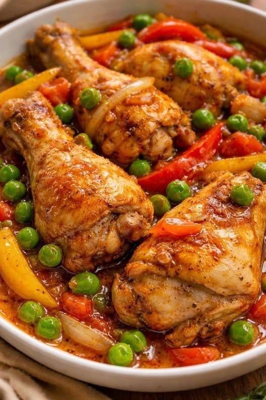 Pollo a la jardinera con chícharos y pimientos: Un Clásico Casero Lleno de Color y Sabor 784903538_2485967501914733_7258527870398295133_n